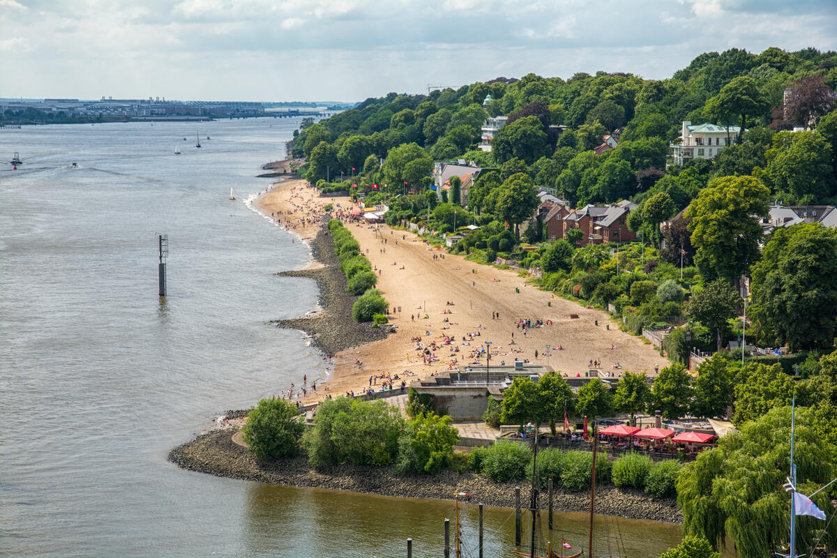 The Elbe beach and wooded hillside at Övelgönne.