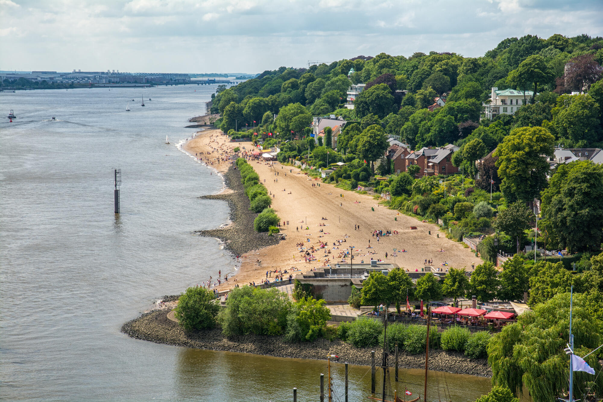 The Elbe beach and wooded hillside at Övelgönne.