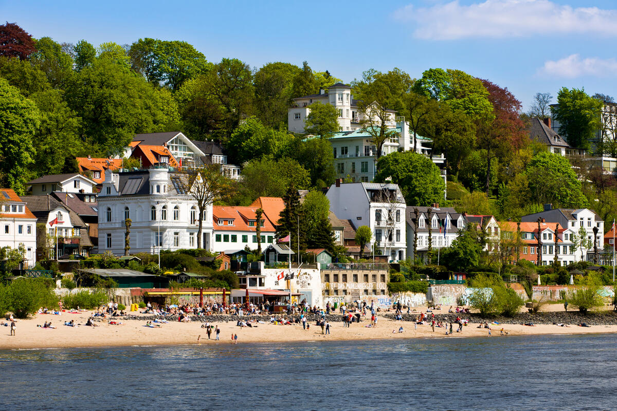 Houses and a beach beside Hamburg’s Elbe.