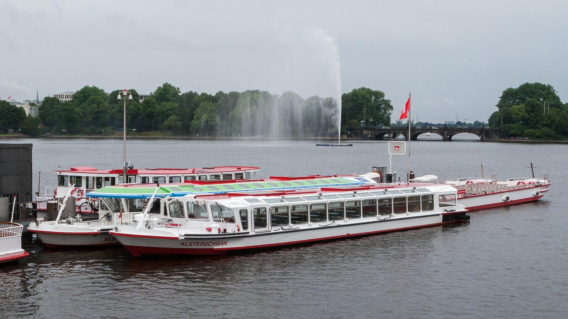 Landing stages and boats on Hamburg’s Binnenalster beneath a cloudy sky.