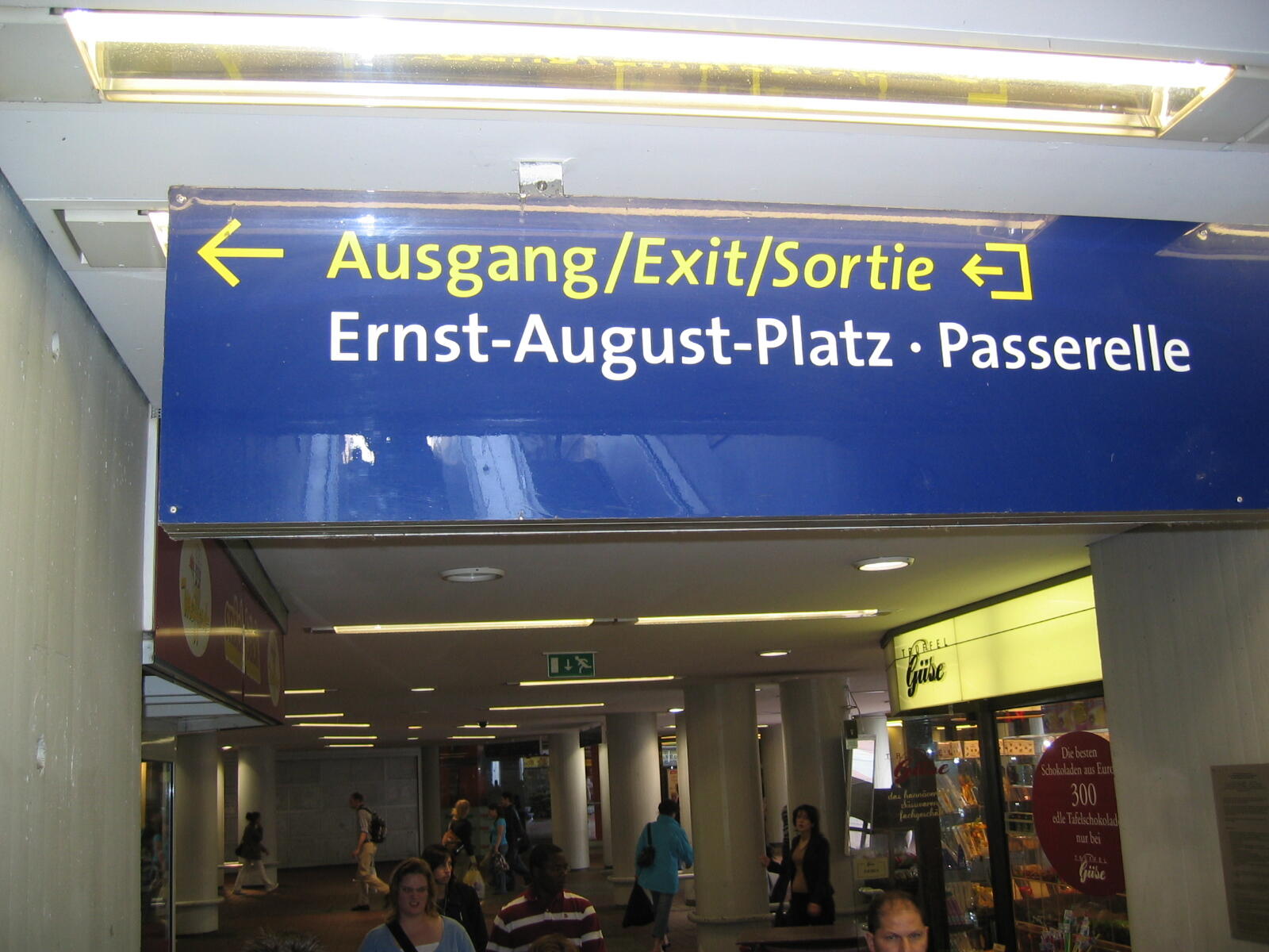 Signpost to Ernst-August-Platz in the Passerelle at the main railway station