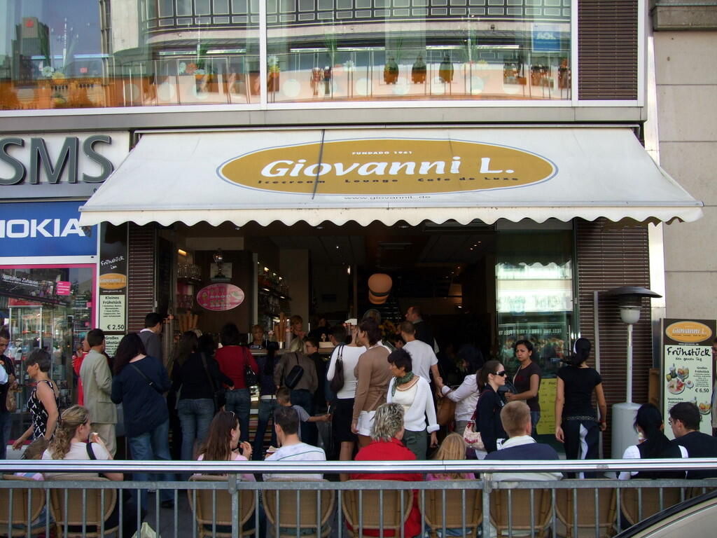 Café Giovanni L. terrace at Kröpcke with lots of guests
