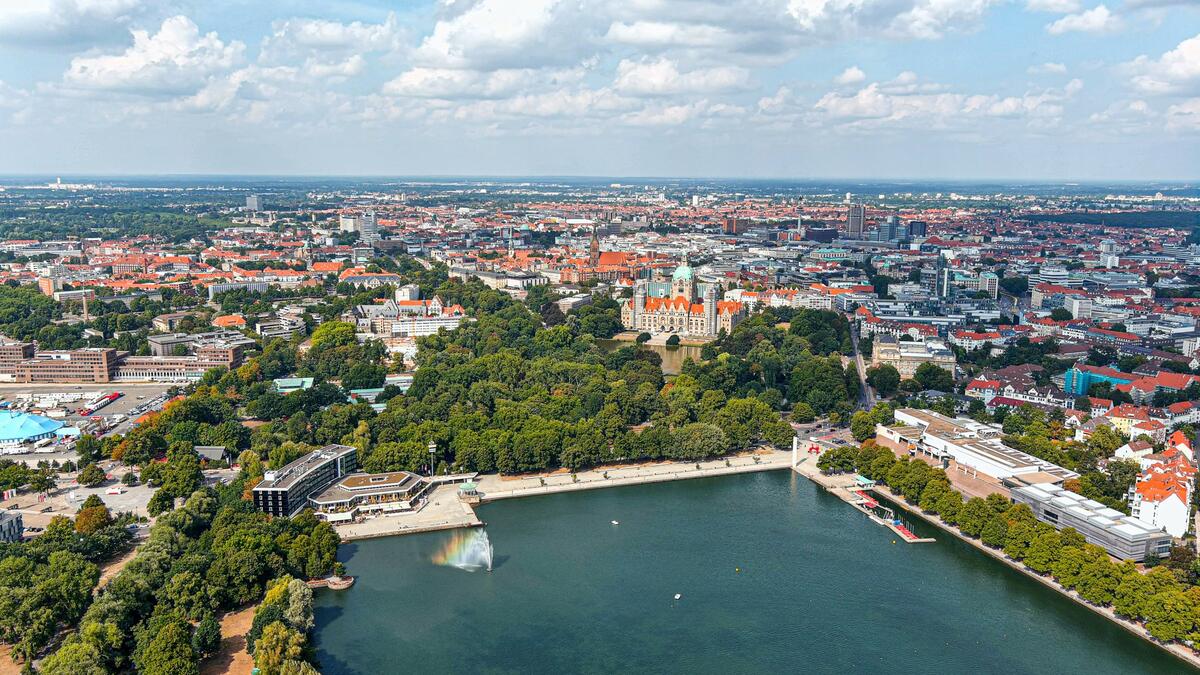 Maschsee, Maschpark and town hall from above
